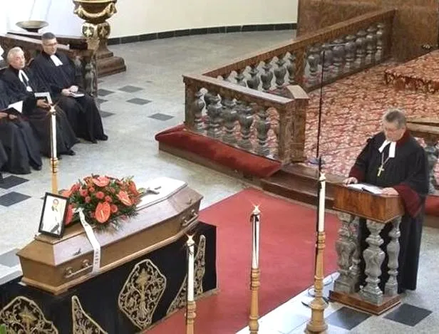 Ile osób w kościele na pogrzebie? O czym to mówi i jak to wpływa na ceremonie