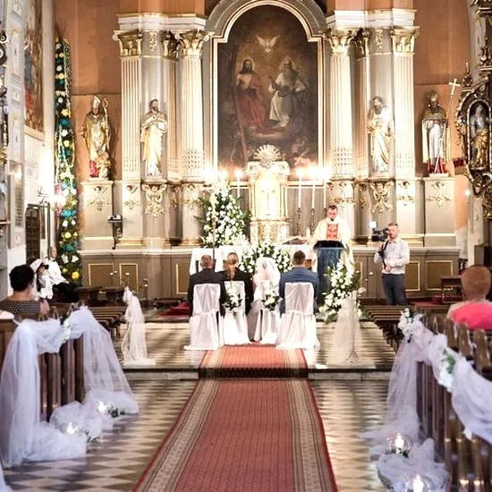 Ile wcześniej zarezerwować termin ślubu w kościele — praktyczne terminy i wskazówki