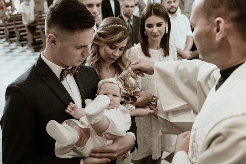 Jak wygląda chrzest w kościele: przebieg, symbole i praktyczne wskazówki
