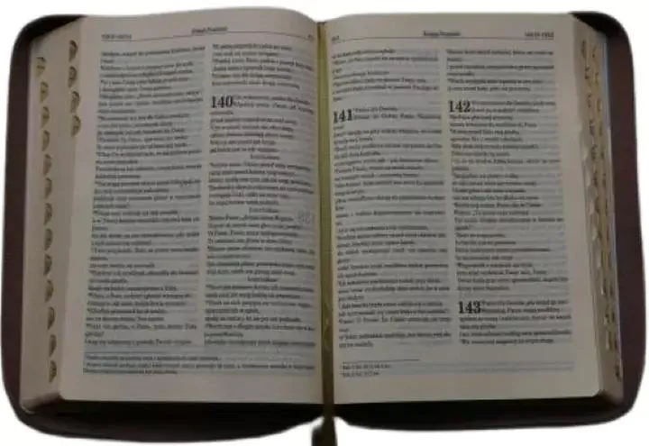 Języki, w których powstała Biblia – odkryj bogactwo jej przekładów