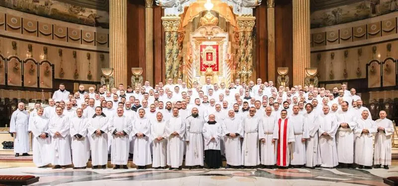 Kim jest szafarz sakramentu święceń i jakie ma znaczenie w Kościele?