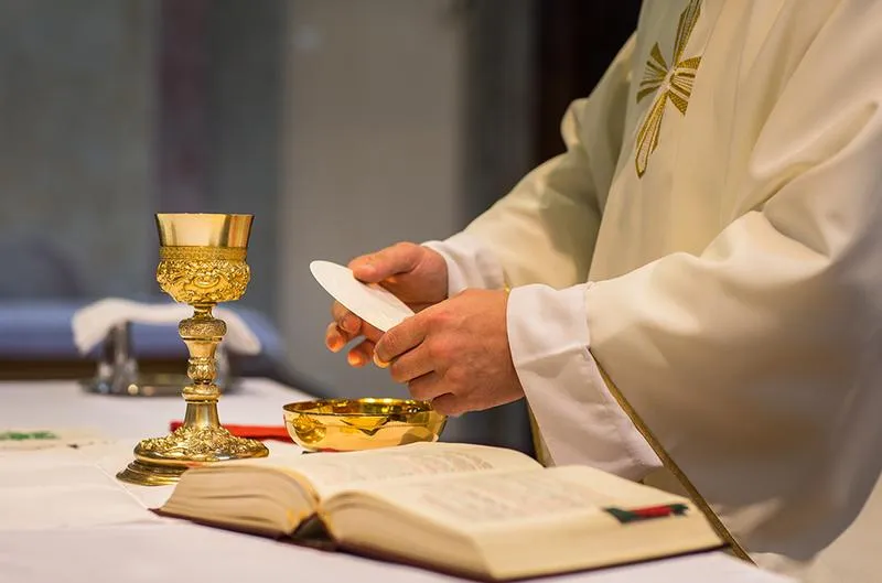 O której oglądać transmisję mszy świętej w telewizji? Sprawdź harmonogram!