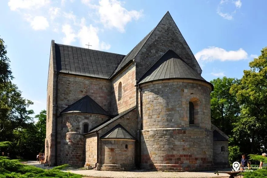 Odkrywając tajemnice: jakie dekoracje zdobiły wnętrza kościołów romańskich?